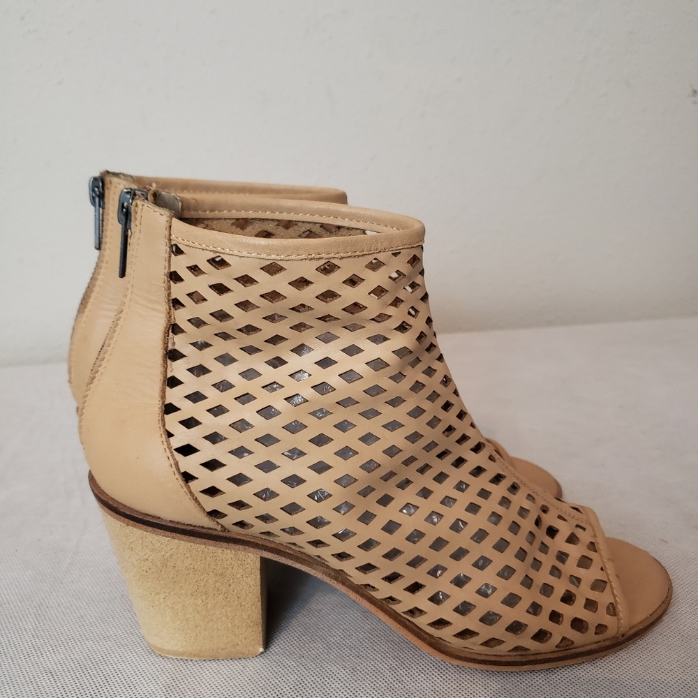 Kelsi Dagger Beige Zip Up Booties Sz 7.5!